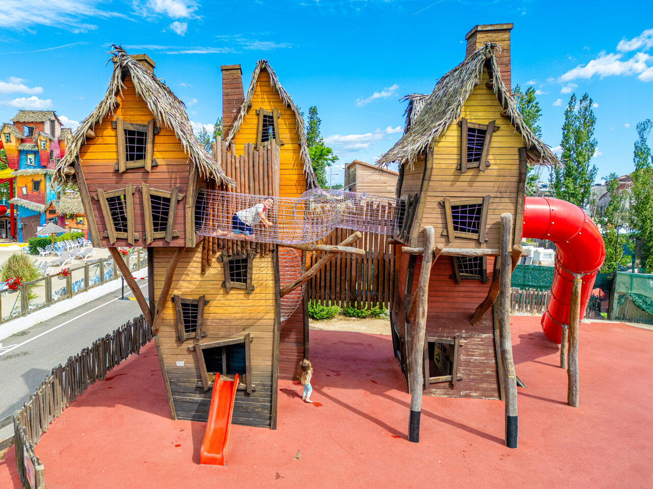 Avontuurlijke speeltuin met boomhutten, glijbanen op camping CAPFUN F�erix MARSEILLAN PLAGE (34).