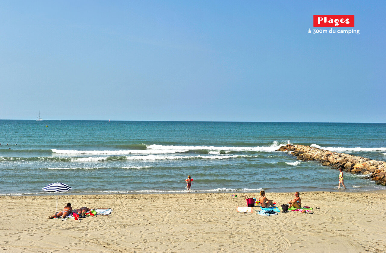 Fijn zandstrand, zwemmers en zee bij CAPFUN F�erix in MARSEILLAN PLAGE (34).