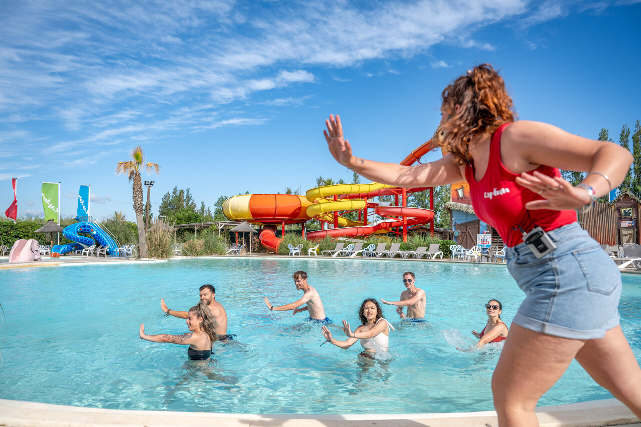 Dynamische aquagymles in het grote zwembad met glijbanen op camping CAPFUN F�erix in MARSEILLAN PLAGE.