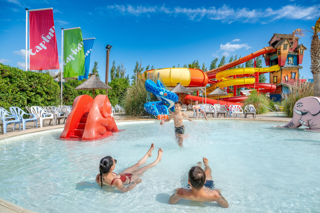 Waterpark met kleurrijke glijbanen en familiezwembad op camping CAPFUN F�erix in MARSEILLAN PLAGE (34).