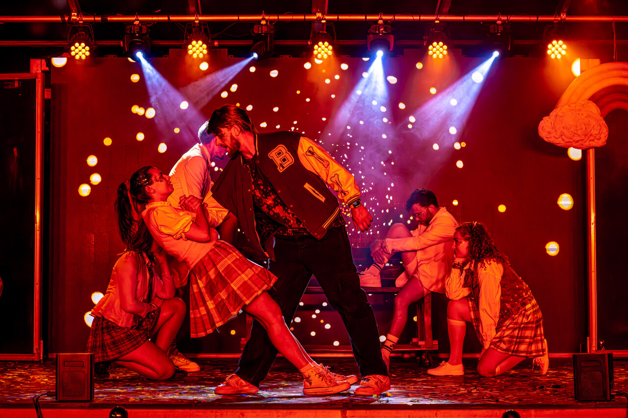 Artiesten in animatieshow op camping CAPFUN F�erix, MARSEILLAN PLAGE (34).