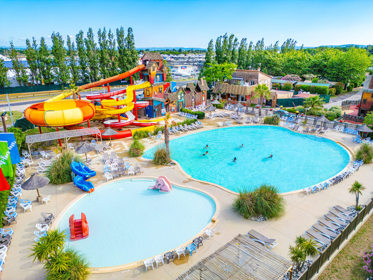 Buitenbaden, reuzenglijbanen en waterspellen op camping CAPFUN F�erix in MARSEILLAN PLAGE.