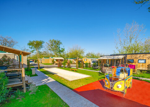 Kleurrijke speeltuin, jeu de boulesbaan en stacaravans op camping CAPFUN Féerix in MARSEILLAN PLAGE (34).