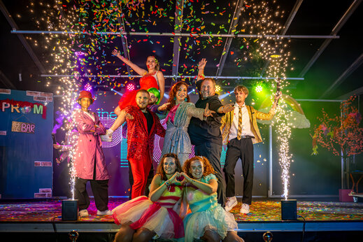 Animatieteam op podium, confetti en vuurwerk op camping CAPFUN Féerix in MARSEILLAN PLAGE.