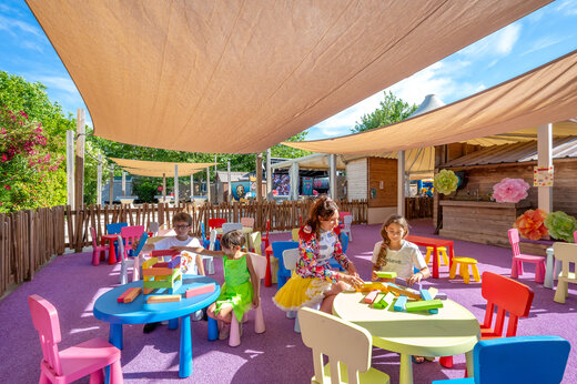 Overdekte speeltuin, kinderen spelen met blokken op CAPFUN Féerix, MARSEILLAN PLAGE.