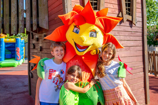Kinderen met mascotte en springkasteel op camping CAPFUN Féerix in MARSEILLAN PLAGE.