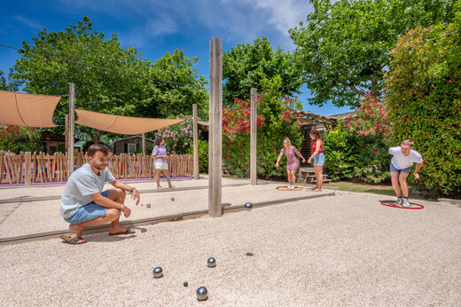 Jeu de boules baan met spelers op camping CAPFUN Féerix in MARSEILLAN PLAGE (34).