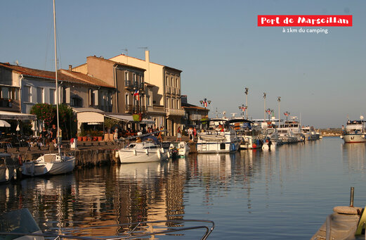 Jachthaven van Marseillan met boten en levendige terrassen, Hérault, Occitanie.