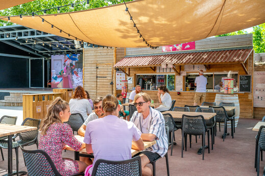Terras van de bar en animatiepodium op camping CAPFUN Féerix MARSEILLAN PLAGE.