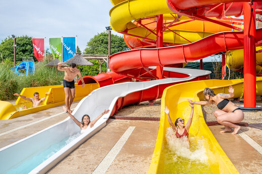 Waterglijbanen en levendig zwembad op camping CAPFUN Féerix in MARSEILLAN PLAGE (34).