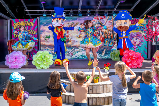 Animatie show met mascottes en dansers voor kinderen op camping CAPFUN Féerix in MARSEILLAN PLAGE (34).