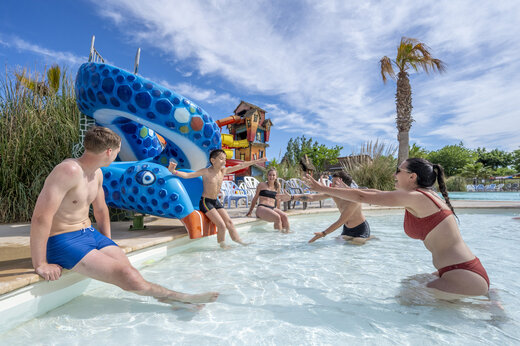 Zwembad met waterglijbaan op CAPFUN Féerix camping, MARSEILLAN PLAGE (34).