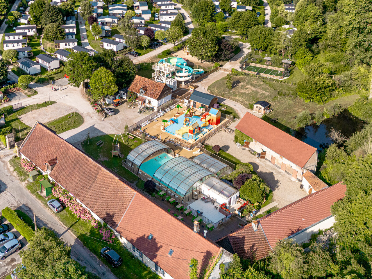 Waterpark, overdekt zwembad en accommodaties op camping CLICOCHIC Ferme des Aulnes in NAMPONT SAINT MARTIN.