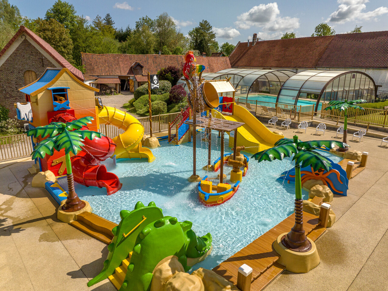 Speels waterpark, glijbanen, piratenschip op camping CLICOCHIC Ferme des Aulnes.