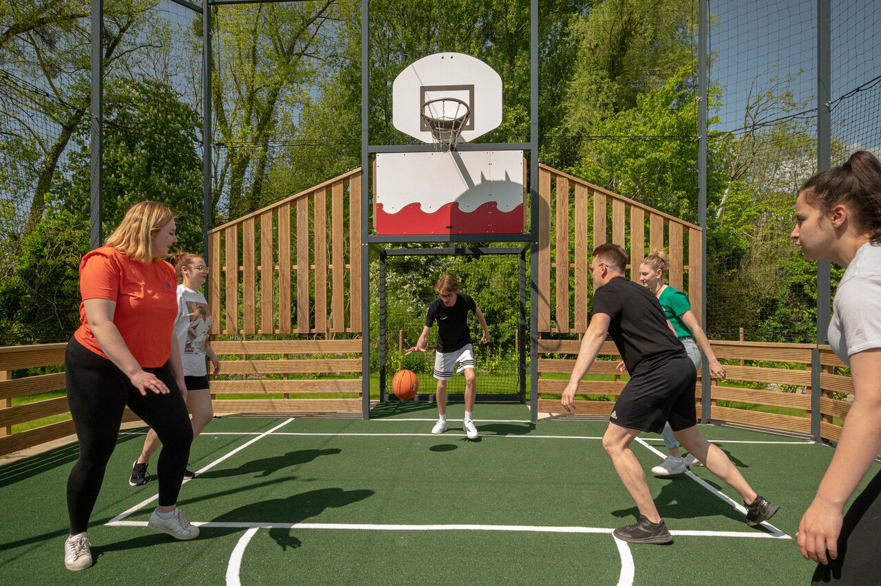 Multisportterrein, jongeren basketballen, camping CLICOCHIC Ferme des Aulnes (80).