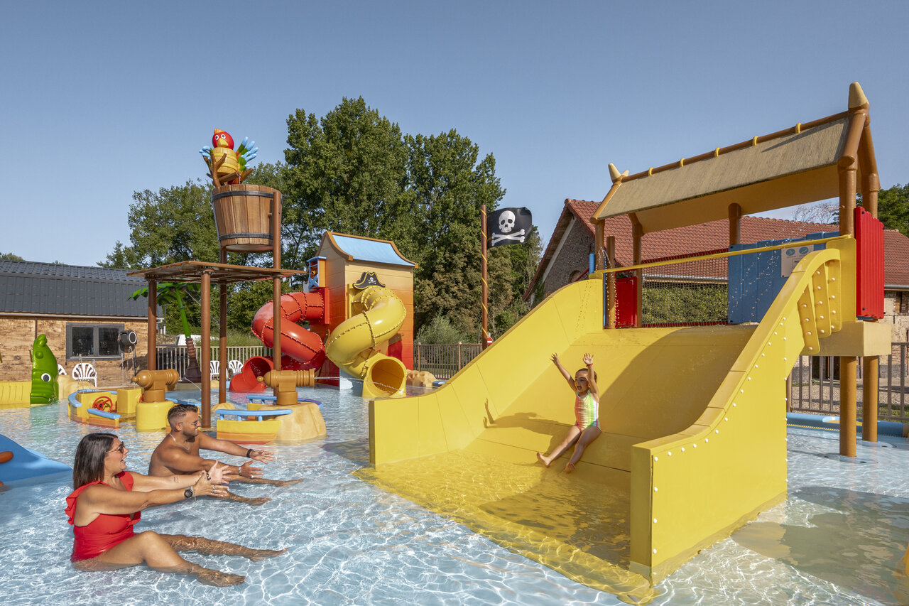 Gele waterglijbaan, waterspellen en familie op camping CLICOCHIC Ferme des Aulnes in NAMPONT SAINT MARTIN (80).