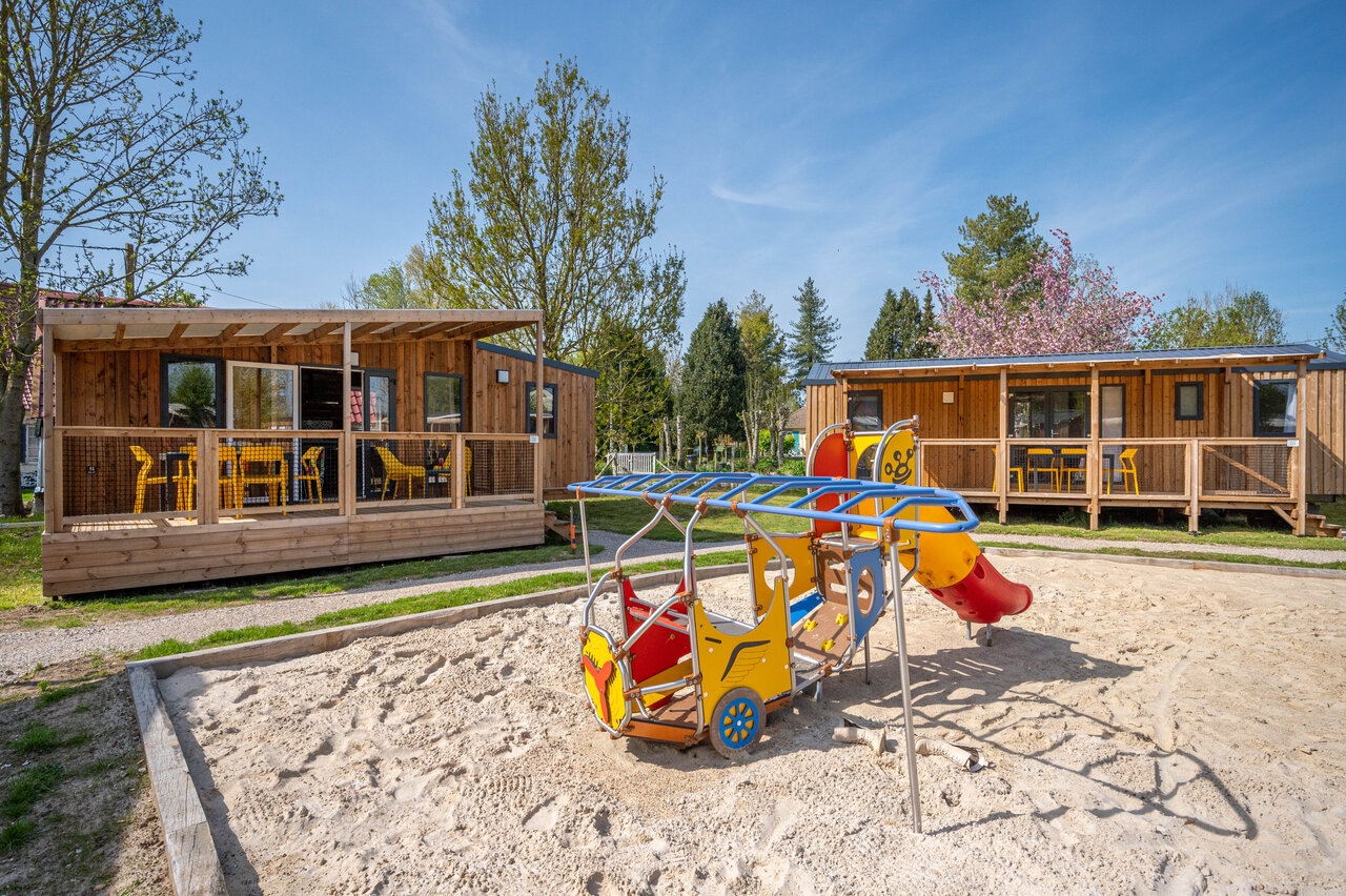 Speeltuin, stacaravans op camping CLICOCHIC Ferme des Aulnes in NAMPONT SAINT MARTIN (80).