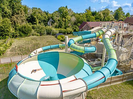 Reuzenglijbanen en trechterglijbaan op camping CLICOCHIC Ferme des Aulnes NAMPONT SAINT MARTIN (80).