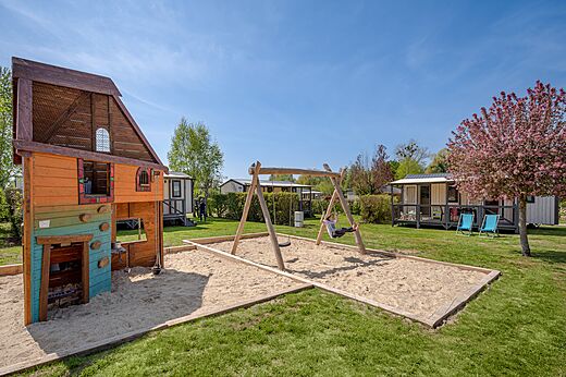 Speeltuin, schommel en speelhuisje op camping CLICOCHIC Ferme des Aulnes in NAMPONT SAINT MARTIN (80).