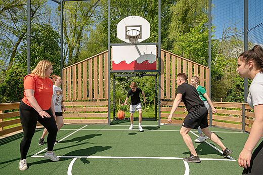 Multisportterrein, basketbal op camping CLICOCHIC Ferme des Aulnes in NAMPONT (80).