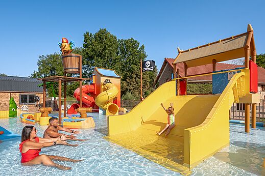 Waterglijbanen en waterspellen op camping CLICOCHIC Ferme des Aulnes in NAMPONT SAINT MARTIN (80).