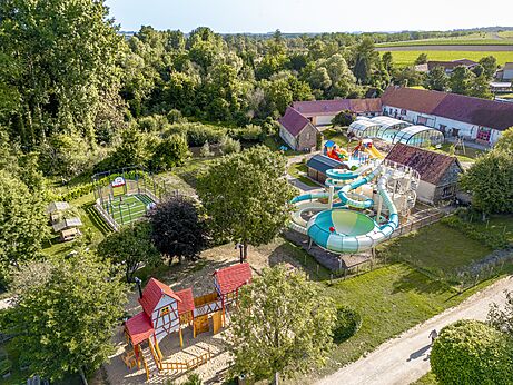 Waterglijbanen, zwembaden, speeltuin op camping CLICOCHIC Ferme des Aulnes in NAMPONT SAINT MARTIN.