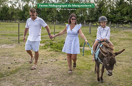 Kind op ezel bij de Pedagogische Boerderij Marquenterre, nabij de camping.