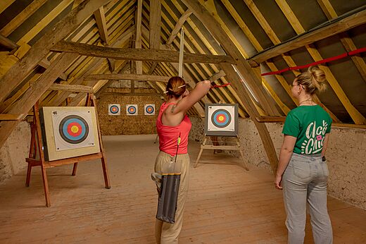 Boogschieten binnen, activiteit op camping CLICOCHIC Ferme des Aulnes in NAMPONT SAINT MARTIN.