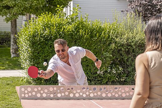 Tafeltenniswedstrijd op buitentafel op camping CLICOCHIC Ferme des Aulnes.