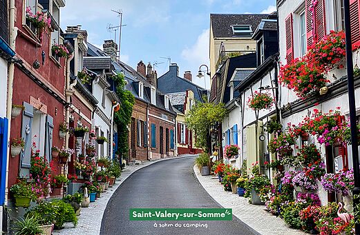 Bloemenstraat in Saint-Valery-sur-Somme, pittoreske stad te bezoeken nabij de camping.