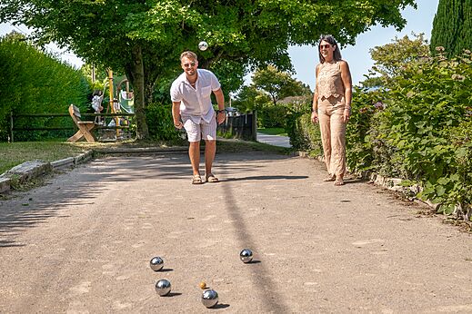 Jeu de boules op het terrein van camping CLICOCHIC Ferme des Aulnes.