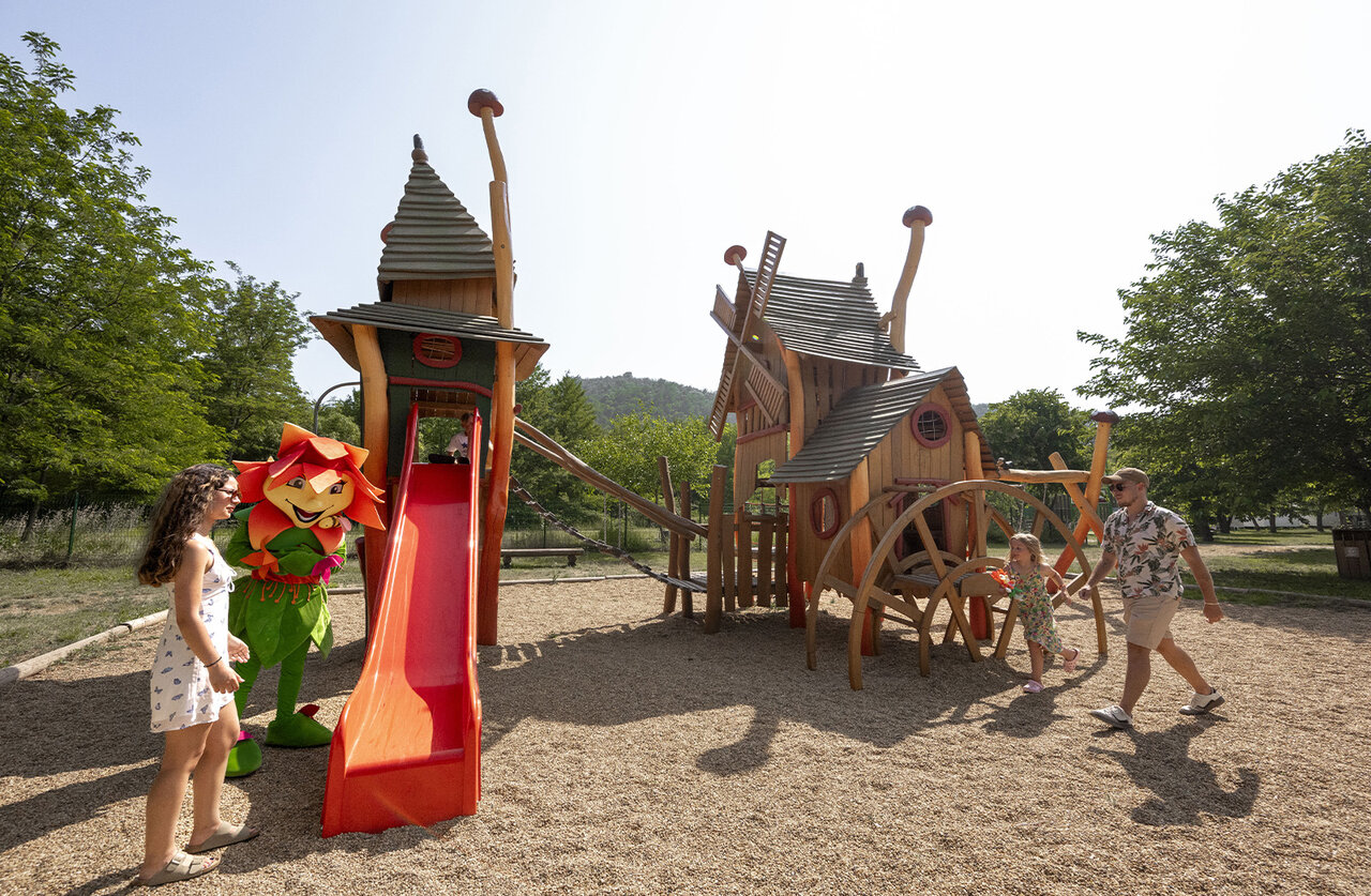 Houten speeltuin, glijbaan, mascotte op camping CLICOCHIC Filament in Thoiras.