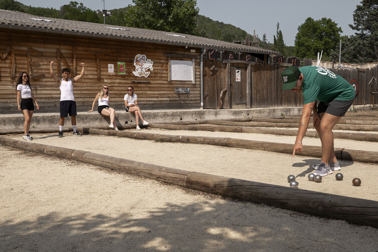 Jonge volwassenen petanque spelend op camping CLICOCHIC Filament in Thoiras (30).