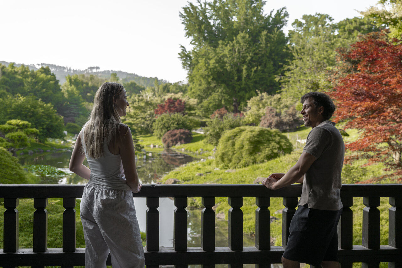 Balkon, weelderig natuurzicht op camping CLICOCHIC Filament in Thoiras (30).