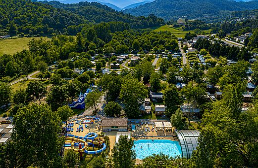 Luchtfoto van de camping met zwembaden, glijbanen en stacaravans in Thoiras (30).