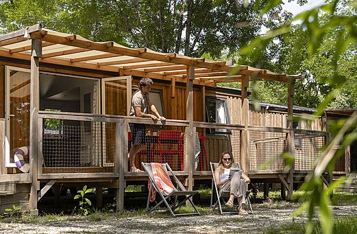 Houten stacaravan met overdekt terras op camping CLICOCHIC Filament in Thoiras (30).