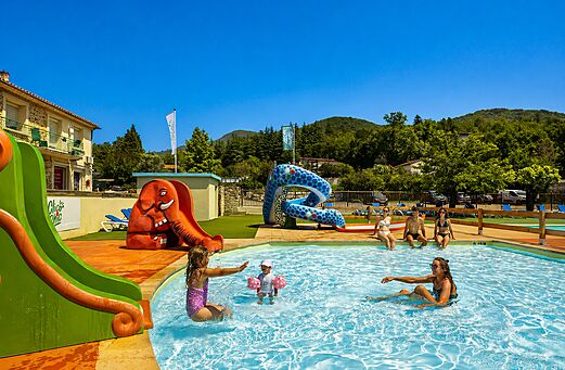Buitenzwembad met leuke glijbanen en waterspellen op camping CLICOCHIC Filament in Thoiras (30).