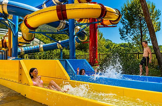 Waterglijbanen, buitenzwembad op camping CLICOCHIC Filament Thoiras (30).