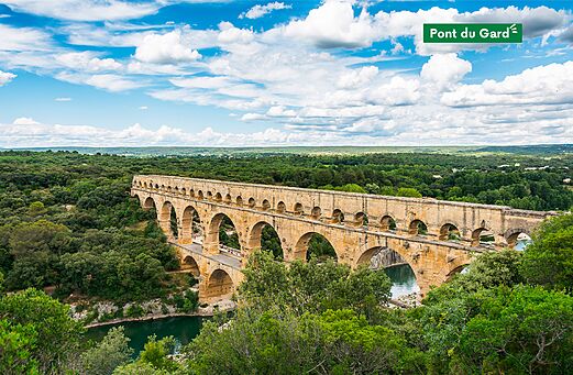 Majestueuze Pont du Gard, historisch Romeins aquaduct, omringd door groene natuur bij Nîmes.