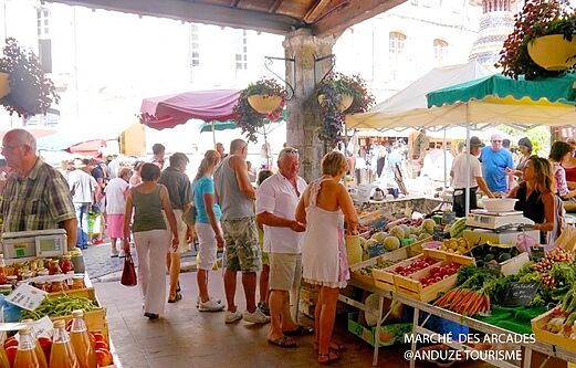 Levendige Arcades markt met kraampjes verse producten in Anduze, Gard.