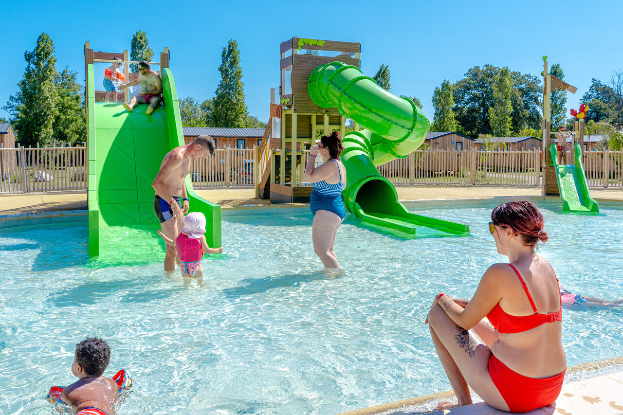 Waterglijbanen en kinderbad met speeltoestellen op camping VAGUES OCEANES Au Flamenco in Argel�s-sur-Mer (66).