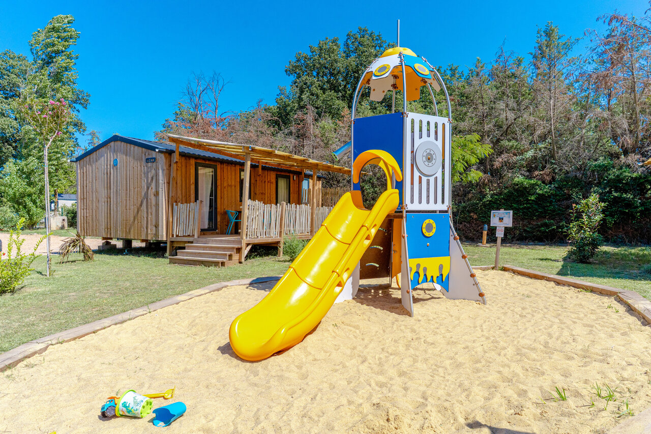 Glijbaan, speeltuin, stacaravan op camping VAGUES OCEANES Au Flamenco.