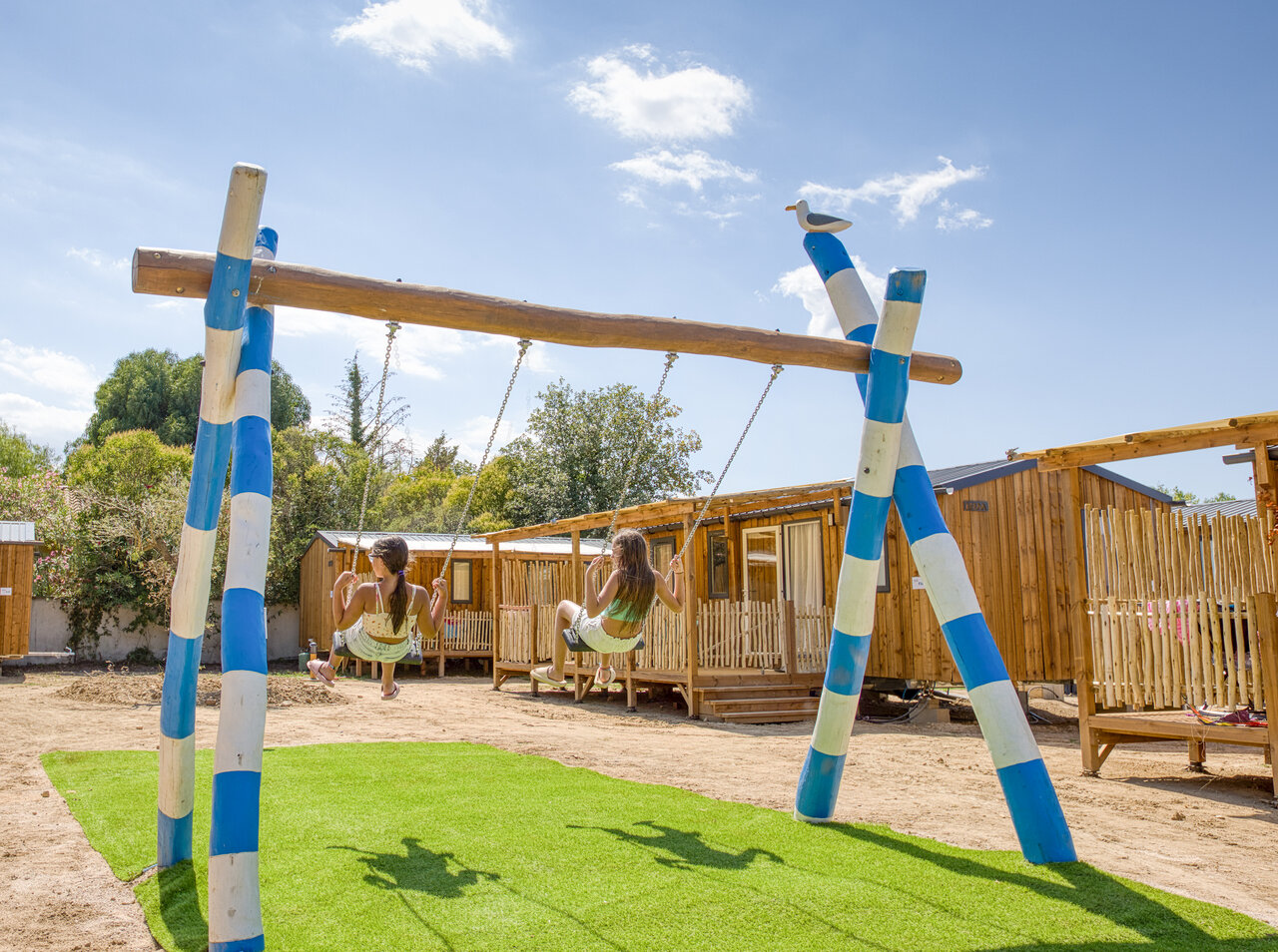 Schommel kinderen, stacaravans op camping VAGUES OCEANES Au Flamenco in Argel�s-sur-Mer.