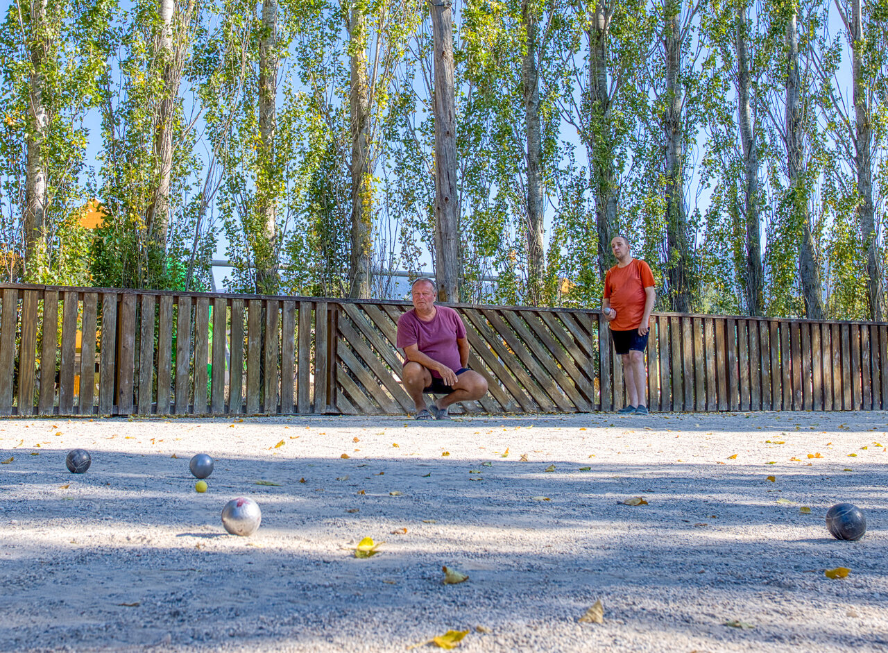 Petanque en spelers op camping VAGUES OCEANES Au Flamenco in Argel�s-sur-Mer (66).