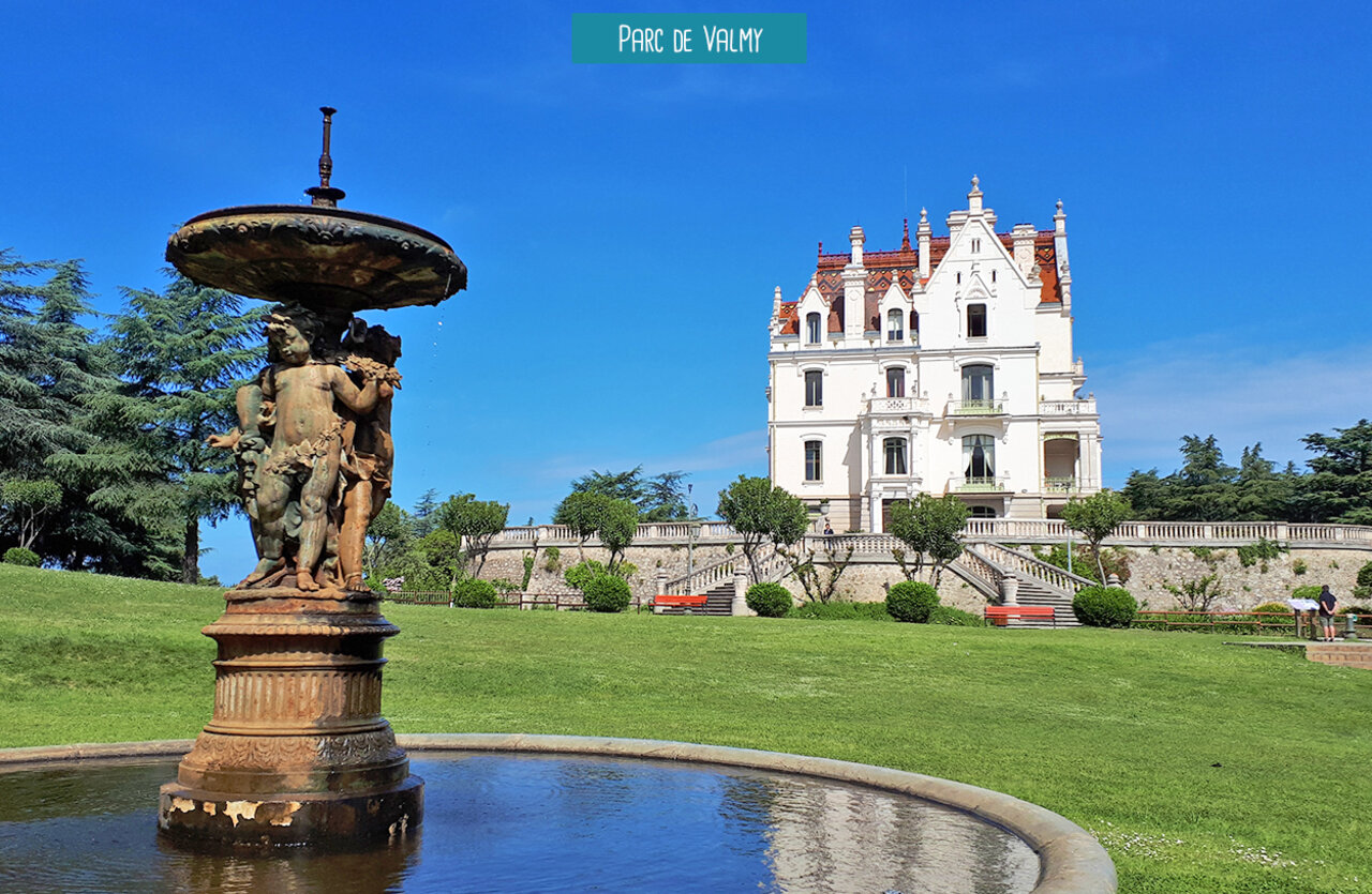 Gebeeldhouwde fontein en kasteel van Parc de Valmy, bezienswaardigheid nabij Argel�s-sur-Mer.