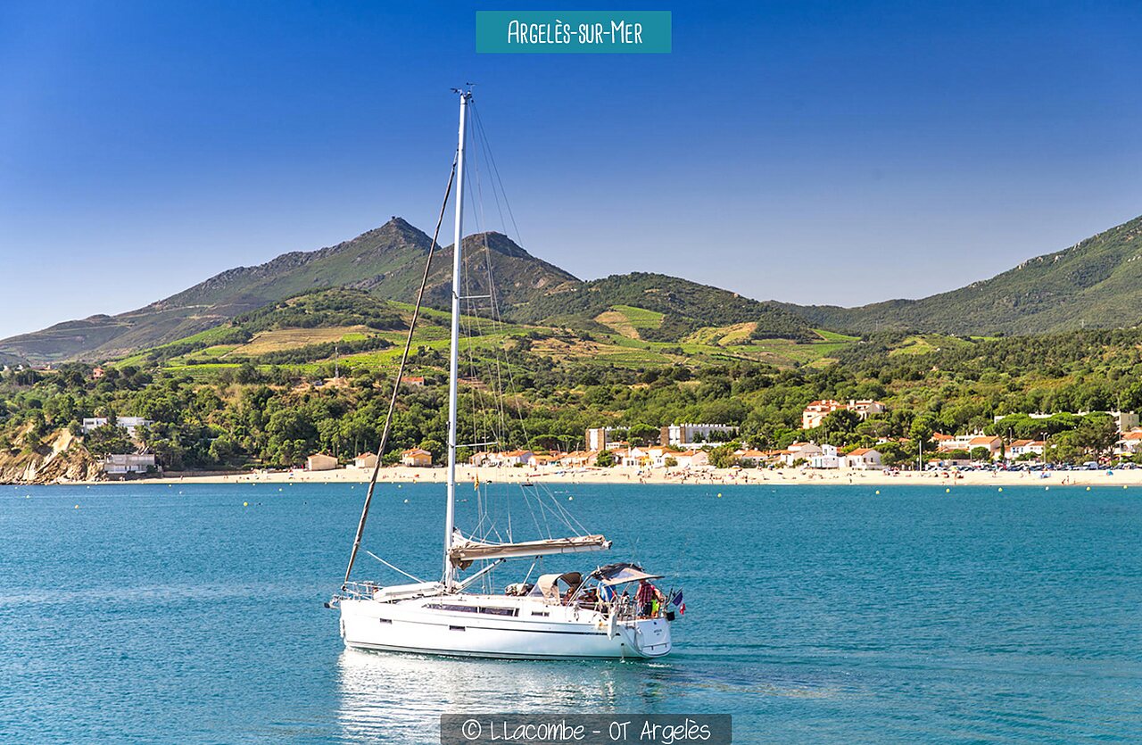 Zeilboot op de Middellandse Zee, strand en stad Argel�s-sur-Mer, Pyr�n�es-Orientales.