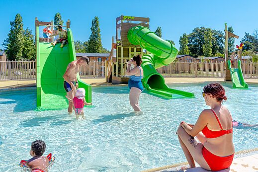 Waterglijbanen en kinderzwembad op camping VAGUES OCEANES Au Flamenco in Argelès-sur-Mer (66).