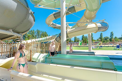 Reuzenglijbanen en waterpark op camping VAGUES OCEANES Au Flamenco in Argelès-sur-Mer (66).