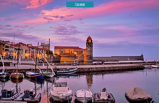 Haven van Collioure en klokkentoren bij zonsondergang, bezienswaardigheid.
