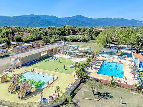 Zwembaden, glijbanen, waterspelen bij camping VAGUES OCEANES Au Flamenco, Argelès-sur-Mer.